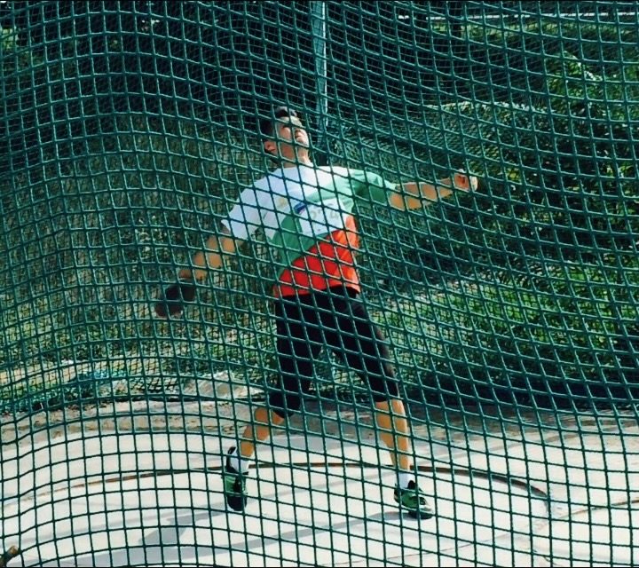 Peter Ivanov mid-throw in the discus event at the 2017 World Masters Games